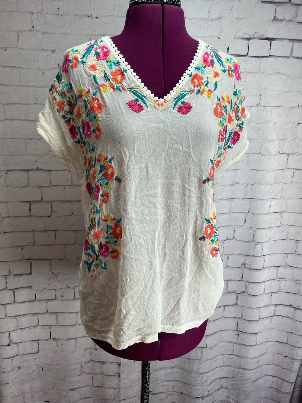 Sundance size small tell your story embroidered blouse